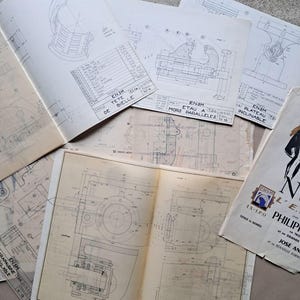 Pode incluir: Uma coleção de desenhos técnicos de engenharia em papel branco com diagramas em tinta preta de peças mecânicas como uma cabeça de biela e um torno paralelo. Cada folha inclui esquemas detalhados, medidas e etiquetas como ENSM.