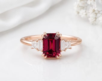 Anello con rubino taglio smeraldo, anello di fidanzamento a tre pietre in oro rosa, fede nuziale vintage