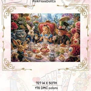 Może przedstawiać: Wzór do haftu krzyżykowego zatytułowany The Tea Party od PinkFlossDollCo, przedstawiający szczegółową ilustrację Alicji, Szalonego Kapelusznika, Białego Królika i innych postaci przy stole herbacianym. Wymiary 727 S x 507 W, 178 kolorów DMC.