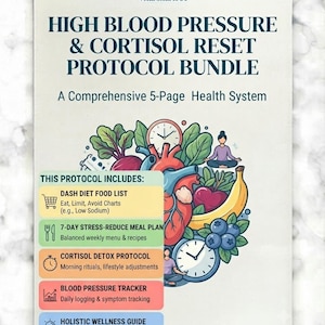 Può includere: Un documento digitale intitolato High Blood Pressure & Cortisol Reset Protocol Bundle. Presenta un'illustrazione centrale di un cuore, un orologio, frutta e verdura, con un elenco di elementi inclusi come un piano alimentare e un tracker.