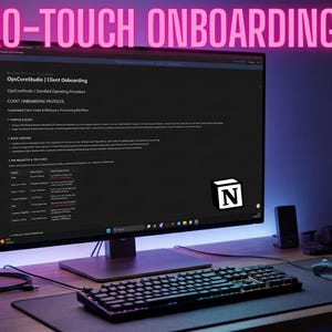 Puede incluir: Un monitor de computadora muestra un documento titulado Zero-Touch Onboarding SOP con texto sobre protocolos de incorporación de clientes. La pantalla muestra logotipos de Make, Stripe y Notion. Un teclado, ratón y taza están en el escritorio.