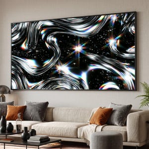 Puede incluir: Una pieza de arte mural rectangular con fondo negro y ondas metálicas plateadas que parecen líquido. La composición incluye destellos de luz brillantes y multicolores y chispas en forma de estrella por todo el diseño.