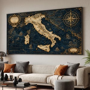 Puede incluir: Un gran cuadro rectangular de pared que muestra un mapa de Italia de estilo antiguo. El mapa presenta una masa terrestre de color crema sobre un fondo de océano azul marino profundo, con una rosa de los vientos dorada y criaturas marinas.