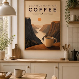 Pode incluir: Um cartaz de parede emoldurado intitulado SCANDINAVIAN COFFEE com uma ilustração gráfica de uma caneca de café pousada na borda de um penhasco com vista para um vale fluvial ao pôr do sol. O texto diz SCANDINAVIAN COFFEE, SIMPLE MOMENTS, STRONG COFFEE, CLEAR MIND.