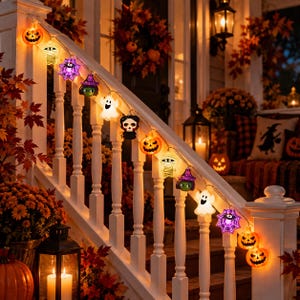 Könnte beinhalten: Eine Halloween-LED-Lichterkette mit beleuchteten Figuren wie orangefarbenen Kürbissen, weißen Geistern, violetten Spinnennetzen, grün gesichtigen Hexen, Mumien und Totenköpfen, die an einem weißen hölzernen Treppengeländer befestigt ist.