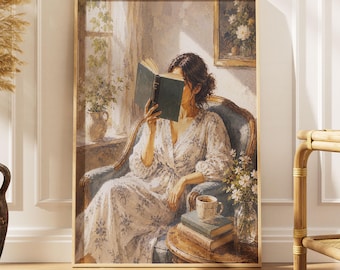 Puede incluir: Una impresión de arte mural vertical que muestra a una persona con un vestido floral blanco sentada en un sillón azul, leyendo un libro verde oscuro. En una mesa de madera hay dos libros apilados, una taza y un jarrón con flores blancas.
