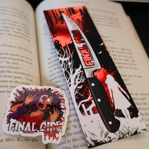 Può includere: Un segnalibro rettangolare e un adesivo fustellato con grafiche a tema horror. Il segnalibro mostra un grande coltello con il testo FINAL GIRL FMC, schizzi di sangue rosso e una silhouette bianca. L'adesivo mostra un personaggio con il testo.