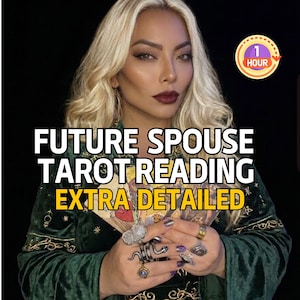 Puede incluir: Una persona de cabello rubio viste una prenda de terciopelo verde oscuro con bordados dorados, sosteniendo cartas de tarot. El texto dice FUTURE SPOUSE TAROT READING EXTRA DETAILED y 1 HOUR. La persona lleva varios anillos, incluido uno con forma de serpiente.