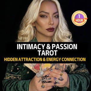 Puede incluir: Una persona de cabello rubio viste una prenda de terciopelo verde oscuro con bordados celestiales dorados, sosteniendo cartas de tarot. El texto dice INTIMACY & PASSION TAROT, HIDDEN ATTRACTION & ENERGY CONNECTION, y un sello 1 HOUR.