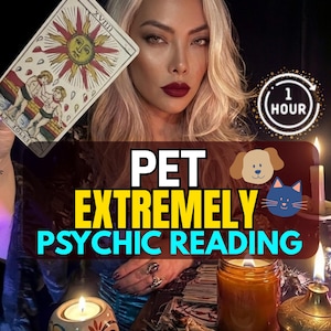 Può includere: Una carta dei tarocchi con Il Sole, una persona con capelli biondi e il testo PET EXTREMELY PSYCHIC READING, 1 HOUR, con icone di cane e gatto. La scena include candele accese, un mazzo di carte e una persona con rossetto rosso scuro.