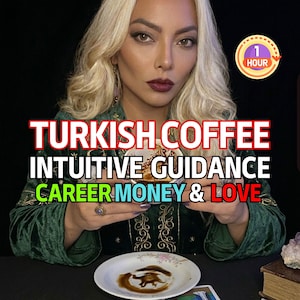 Op de afbeelding: Een persoon met blond haar in een donkergroen fluwelen kledingstuk met gouden borduursels, die een klein wit kopje met bruine resten vasthoudt. Voorop staat een wit schoteltje met koffiedik en de tekst TURKISH COFFEE INTUITIVE GUIDANCE CAREER MONEY & LOVE.