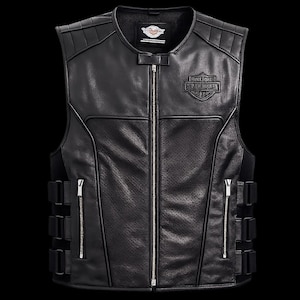 Peut inclure: Un gilet en cuir noir dot&eacute; d'une fermeture &eacute;clair centrale argent&eacute;e, de panneaux en cuir perfor&eacute; sur le devant et d'un &eacute;cusson Harley-Davidson sur la poitrine. Les c&ocirc;t&eacute;s comprennent des sangles &agrave; boucle r&eacute;glables et des poches zipp&eacute;es verticales.