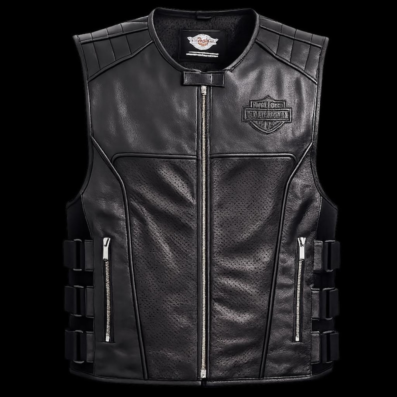 Peut inclure: Un gilet en cuir noir dot&eacute; d'une fermeture &eacute;clair centrale argent&eacute;e, de panneaux en cuir perfor&eacute; sur le devant et d'un &eacute;cusson Harley-Davidson sur la poitrine. Les c&ocirc;t&eacute;s comprennent des sangles &agrave; boucle r&eacute;glables et des poches zipp&eacute;es verticales.