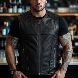 Peut inclure: Un gilet en cuir noir avec une texture perfor&eacute;e, une fermeture &eacute;clair frontale int&eacute;grale et un &eacute;cusson Harley-Davidson Motor Cycles sur la poitrine gauche. Le v&ecirc;tement comprend des poches lat&eacute;rales zipp&eacute;es et des sangles lat&eacute;rales r&eacute;glables.