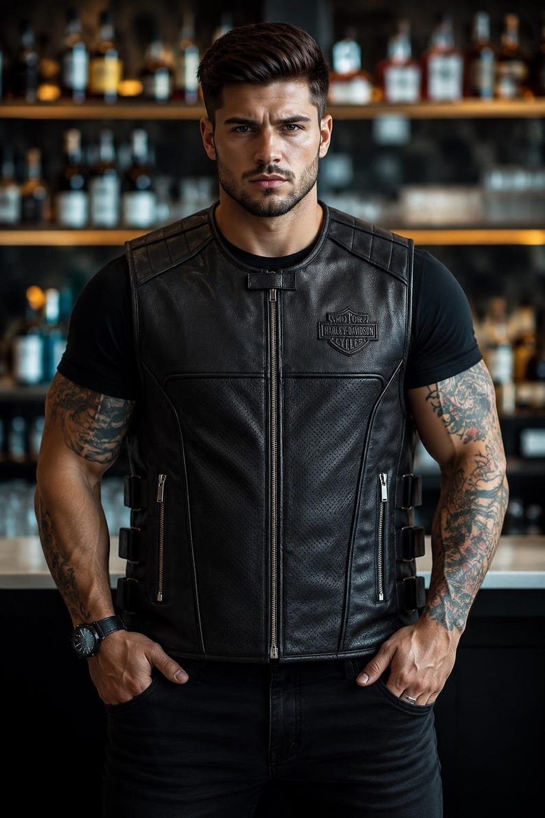 Peut inclure: Un gilet en cuir noir avec une texture perfor&eacute;e, une fermeture &eacute;clair frontale int&eacute;grale et un &eacute;cusson Harley-Davidson Motor Cycles sur la poitrine gauche. Le v&ecirc;tement comprend des poches lat&eacute;rales zipp&eacute;es et des sangles lat&eacute;rales r&eacute;glables.