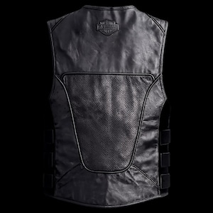 Peut inclure: Un gilet en cuir noir dot&eacute; d'un panneau central en cuir perfor&eacute; dans le dos. Le haut du dos pr&eacute;sente un logo Harley-Davidson en relief. Les c&ocirc;t&eacute;s du gilet comprennent trois sangles r&eacute;glables de chaque c&ocirc;t&eacute; pour un ajustement s&ucirc;r.