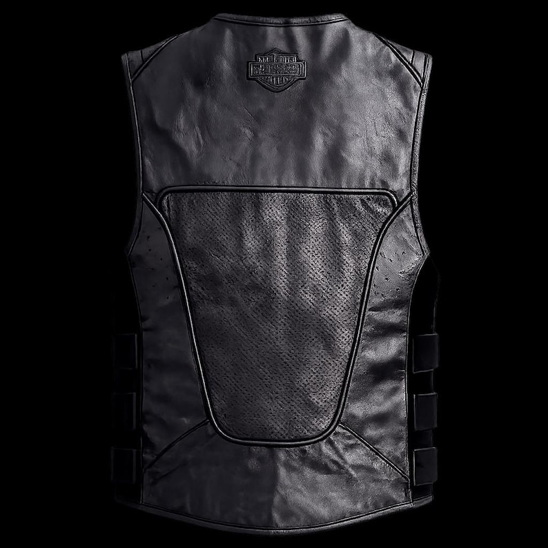 Peut inclure: Un gilet en cuir noir dot&eacute; d'un panneau central en cuir perfor&eacute; dans le dos. Le haut du dos pr&eacute;sente un logo Harley-Davidson en relief. Les c&ocirc;t&eacute;s du gilet comprennent trois sangles r&eacute;glables de chaque c&ocirc;t&eacute; pour un ajustement s&ucirc;r.