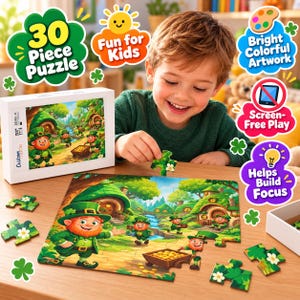 Op de afbeelding: Een 30-delige legpuzzel met een kleurrijke illustratie van kabouters in een bosrijke omgeving met kleine huisjes, een beekje en gouden munten. De doos toont de tekst 30 Piece Puzzle, Fun for Kids, Bright Colorful Artwork, Screen-Free Play en Helps Build Focus.