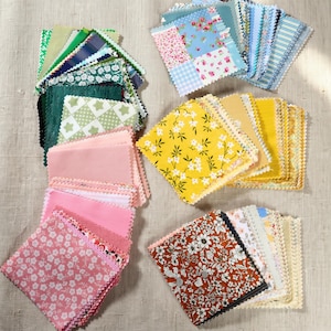 Puede incluir: Una colección de cuadrados de tela con bordes dentados, dispuestos en cuatro pilas distintas. Los cuadrados presentan una variedad de patrones que incluyen estampados florales, rayas, estrellas y colores sólidos en tonos amarillo, rosa, verde, azul y marrón.