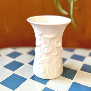 Kaiser Porzellan Vase Garda M. Frey Biskuitporzellan Weiß Relief Mid Century Vintage Blumen Schmetterling 70er Jahre Trompetenvase 0520