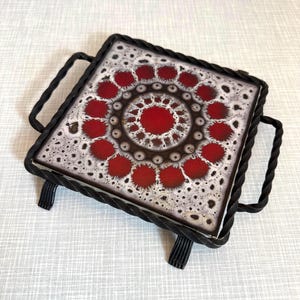 Vintage Villeroy & Boch Rosace onderzetter, jaren 70 | Tegel, smeedijzeren onderzetter, rood lavasteen, retro mid-century, 20,5 cm, tegeldecoratie
