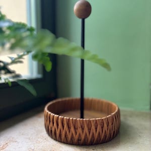 Vintage rattan serving bowl with handle, mid-century 70s boho style, fruit bowl, pastry bowl, table decoration, serving tray, single-tier stand, wooden knob
