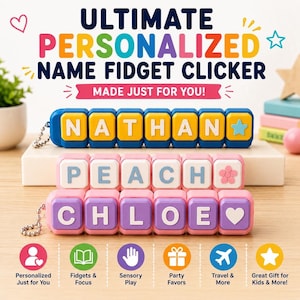 Può includere: Tre fidget clicker personalizzati con lettere a blocchi che compongono NATHAN, PEACH e CHLOE. Il clicker superiore è blu e giallo, quello centrale è bianco e rosa, quello inferiore è rosa e viola. Ognuno include una catenella in metallo.