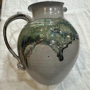 Robin Mangum Stoneware Pitcher – Mangum Pottery of Turkey Knob, Sparta, North Carolina (1989)