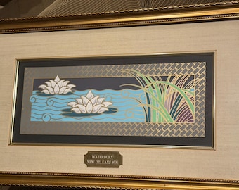 Vintage ingelijste kunstprint uit 1991 van Hugh Ricks, "Waterbury New Orleans", gesigneerd, Art Deco waterlelies, zeldzaam NOLA-memorabilia, vondst uit een nalatenschap in Louisiana.