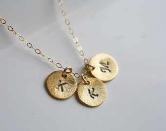 Getextureerde schijf, Gepersonaliseerde initialen, Monogram ketting, Drie initialen, Tiny Initial Letter charme, Dagelijkse dagelijkse sieraden, Bruidsmeisjes Sieraden