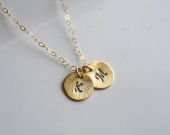 Gepersonaliseerde ketting met initialen gestempeld op getextureerde schijven, twee initialen, kleine beginletter charme, bruidsmeisjes geschenken, bruiloft sieraden