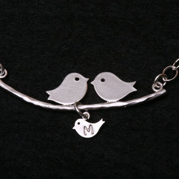 oiseau Bracelet initial, famille d’oiseaux sur branche, bracelet monogramme, cadeau de mère, initiale estampillée à la main, maman et bébé, cadeau d’anniversaire, initiales familiales