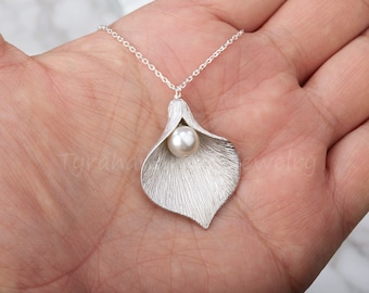 Large Calla lily flower necklace with custom stone,birthday gift,flower girl jewelry,wedding jewelry,bridesmaid gift,custom jewelry note