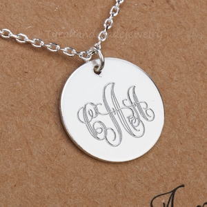 Colar com inicial gravada em fonte extravagante, etiqueta de monograma com escrita curvilínea, etiqueta de três monogramas, colar personalizado, presente de aniversário, cartão de joias personalizado