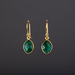 Petites boucles d'oreilles émeraude, pierre émeraude poire taille bébé, boucle d'oreille en pierres précieuses, boucles d'oreilles en pierre à facettes encadrées, cadeau d'anniversaire, cadeau d'anniversaire de mai