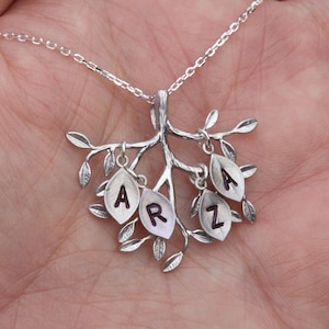 Collar de árbol de la vida familiar con amuletos de hojas con iniciales, hoja inicial estampada a mano, joyería personalizada, regalo de madre, regalo de abuela