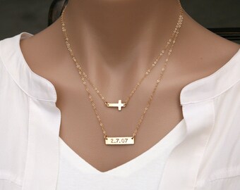Satz von zwei, Graviere Doppel Strang Kreuz Bar Halskette, Monogramm Bar Halskette, Datum Bar Kreuz Halskette, Koordination Halskette, GPS Halskette