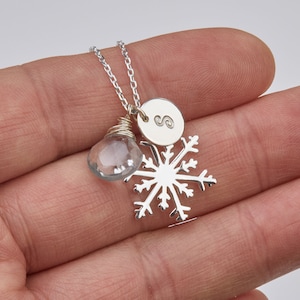 Collar de copo de nieve personalizado con encanto inicial y piedra de nacimiento, encanto de letra de fuente personalizada, BODA DE INVIERNO, Regalo de damas de honor, Copo de nieve de Navidad