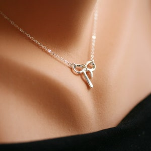 Sterling Silver Bow collana, collana con nodo infinito fiocco, nastro, nodo, legare il regalo di nodo, regalo gioielli di nozze, regalo da Damigella carta note personalizzati