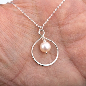 Mother&#39;s day gift,Infinity pearl necklace,pear shaped infinity,Mother in law gift,gift for mom of groom,Grandma,Nana gift,personalized note