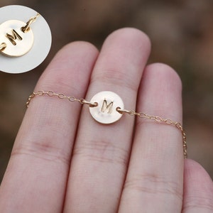 Collar de monograma de oro, collar inicial del conector, collar inicial pequeño, opciones de fuente, joyas estampadas a mano, regalo de cumpleaños, joyería diaria