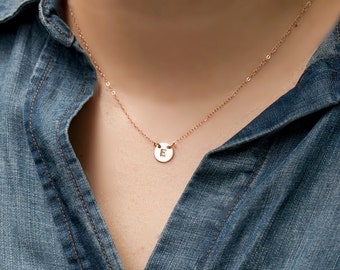 Monograma collar inicial en capas, collar inicial personalizado, collar de plata esterlina de dique pequeño solitario, cumpleaños, collar de dama de honor