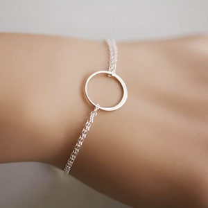 Pulsera del círculo de la eternidad, pulsera del círculo del karma, pulsera del círculo abierto, hermandad, joyería de la boda, regalo de la dama de honor, tarjeta de mensaje personalizada