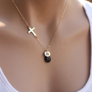 14k Gold Filled Cross ketting, Gezegende ketting, Klein GOUD GEVULD Kruis, Aangepaste eerste en geboortesteen, Origineel ontwerp, verjaardag