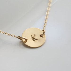 Collar con conector inicial estampado a mano con elección de fuente, dije de disco con inicial personalizado, regalo de cumpleaños para mejor amigo, joyería diaria