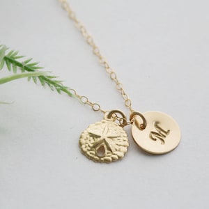 Personalisierte Sand-Dollar-Halskette, Hand gestempelt erste Halskette, benutzerdefinierte Schrift Monogramm, Strand Ozean Hochzeit, Brautjungfer Geschenk, benutzerdefinierte Schmuck-Karte