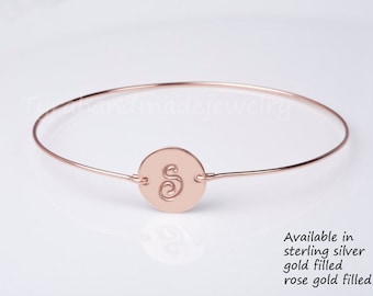Stort armband med initialer, personlig brudtärnepresent, födelsedagspresent, handstämplad, bästa vänpresent, bröllopsfestpresent, monogramcirkelarmband,