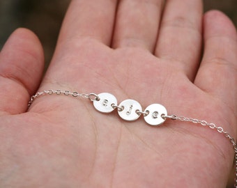 Tiny eerste ketting, gepersonaliseerde ketting, klein monogram ketting, Tiny zilver Dot ketting, familie ketting, zusters geschenk, sierlijke sieraden