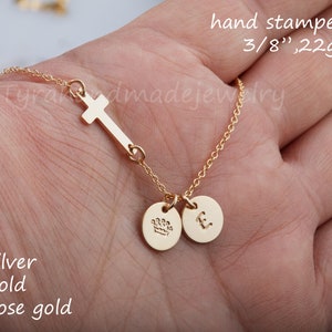 Gold Seitwärts Kreuz Halskette, erste Halskette, benutzerdefinierte Schrift Monogramm, Christian Halskette, Von Hand gestempelt initial, religiösen Schmuck, Patin Geschenk
