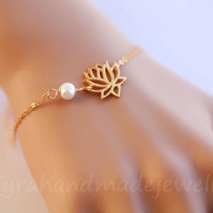 Gold lotus bracelet,Wire wrapped pearl.customize birthstone,bridesmaid gifts,birthday,simply daily jewelry,freshwater pearl